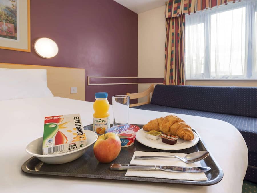 Daily cooked-to-order breakfast (GBP 10 per person)