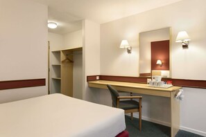 1 bedroom, desk, blackout curtains, iron/ironing board - Days Inn by Wyndham Bradford M62 (Brighouse)