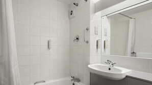Une salle de bain moderne avec une baignoire, un lavabo et une douche.