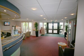 Lobby - Days Inn by Wyndham Bradford M62 (Brighouse)