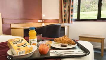 Se ofrece un desayuno para llevar (7 GBP por persona)