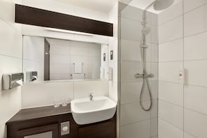 Comfort Room, Non Smoking | Bathroom | Eco-friendly toiletries, hair dryer, towels - Ramada by Wyndham Bristol West (Bristol)