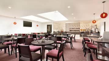 Frukostbuffé varje dag (GBP 11 per person)