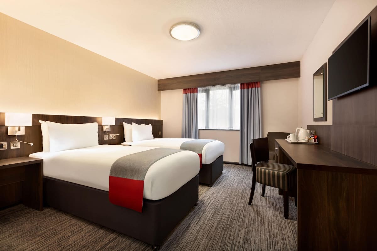 Kamar, 2 Tempat Tidur Twin, Bebas Asap Rokok | Brankas, meja kerja, setrika/meja setrika, dan Wi-Fi gratis