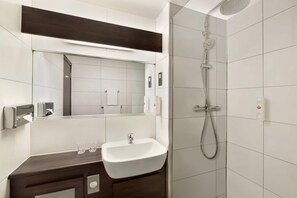 Eco-friendly toiletries, hair dryer, towels - Ramada by Wyndham Bristol West (Bristol)