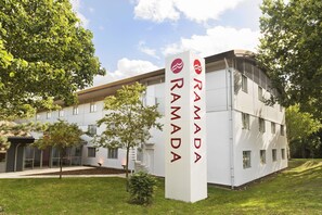 Ein modernes Gebäude mit dem Schriftzug „RAMADA“.