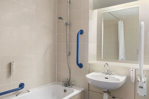 Habitación, 1 cama matrimonial, con acceso para personas discapacitadas | Baño | Amenidades de baño ecológicas, secadora de cabello, toallas 