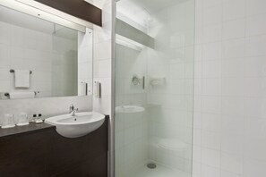  milieuvriendelijk toiletgerief, een haardroger, handdoeken
