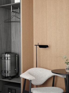 Ropa de cama hipoalergénica y caja de seguridad en la habitación 