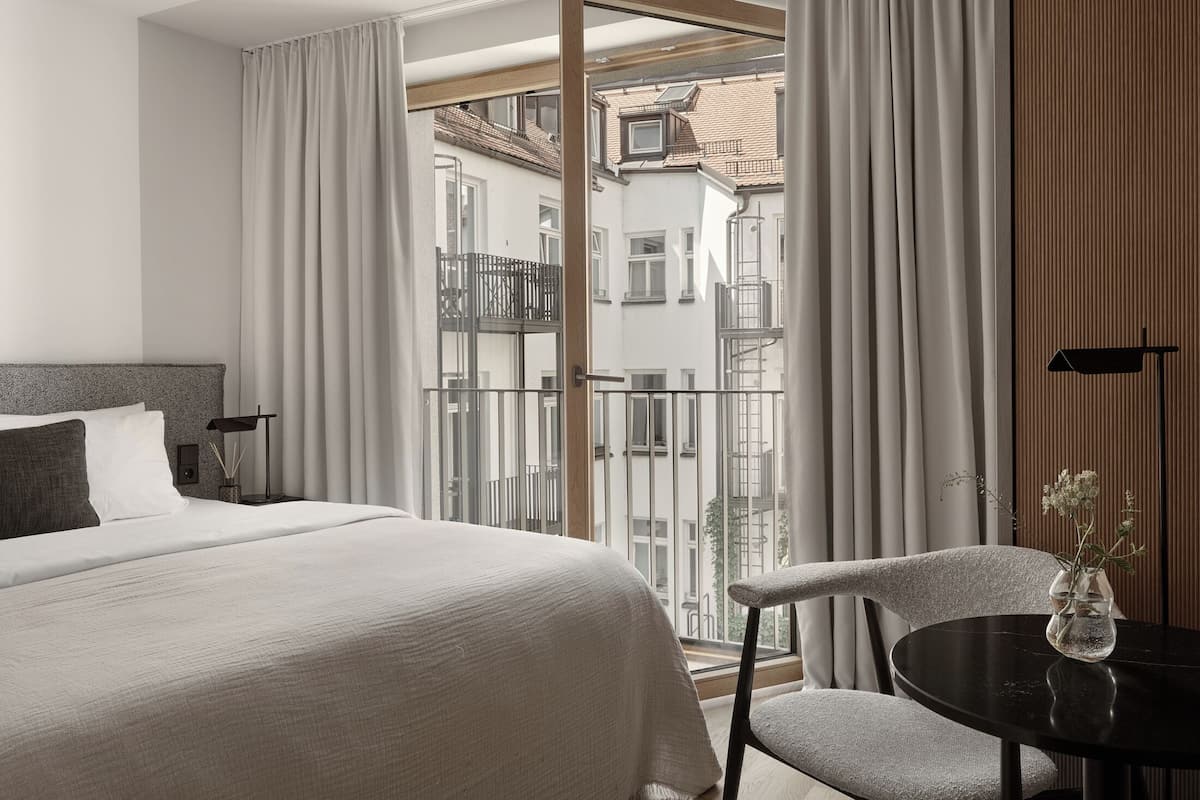 1 bedroom, hypo-allergenic bedding, in-room safe, laptop workspace