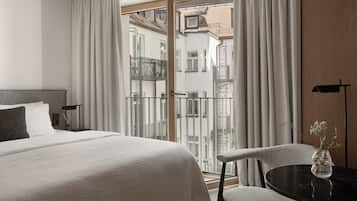 Courtyard Room | Bộ đồ giường kháng dị ứng, két bảo mật tại phòng