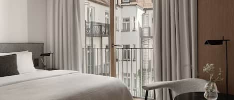 Courtyard Room | Allergitestade sängkläder och värdeförvaringsskåp på rummet
