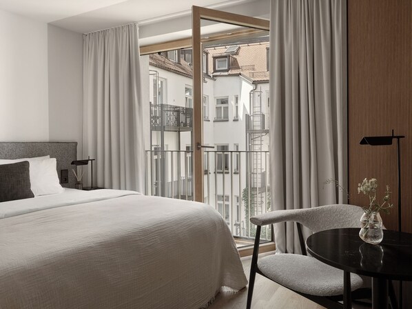 Courtyard Room | 1 bedroom, hypo-allergenic bedding, in-room safe, laptop workspace