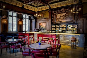 3 Bars/Lounges, Cocktailbar, Gastropub, Weinbar