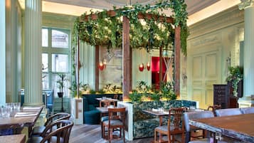 5 restaurants, breakfast, lunch, dinner served; international cuisine