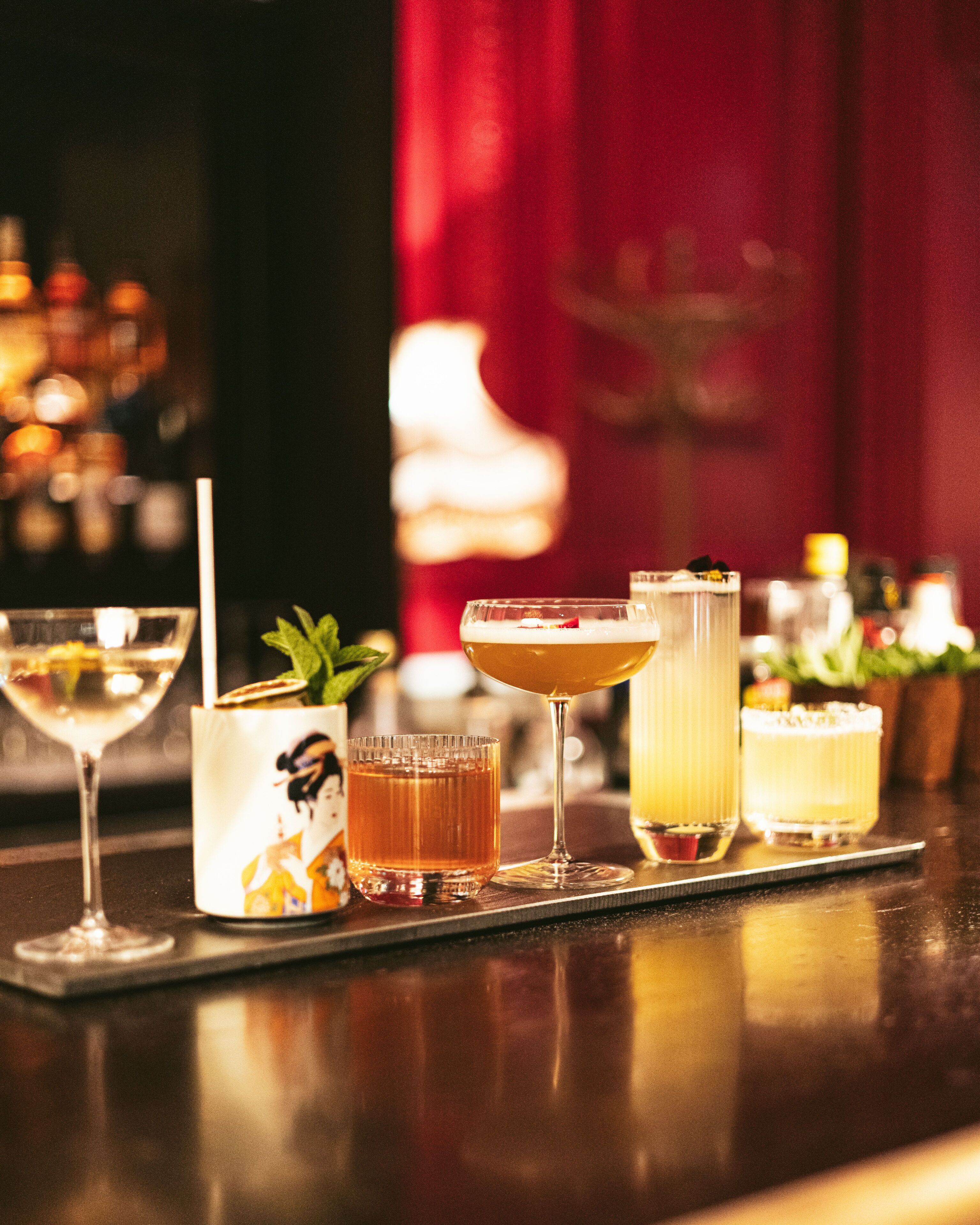 A bar setting with various drinks on a tray.