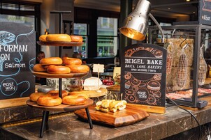 Eine Bäckereireihe mit verschiedenen Backwaren und einem Schild für 'Beige Bake Brick Lane Bakery'.