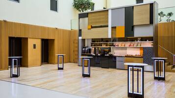 Un interior moderno con una zona de bar central, paneles de madera y muebles minimalistas.