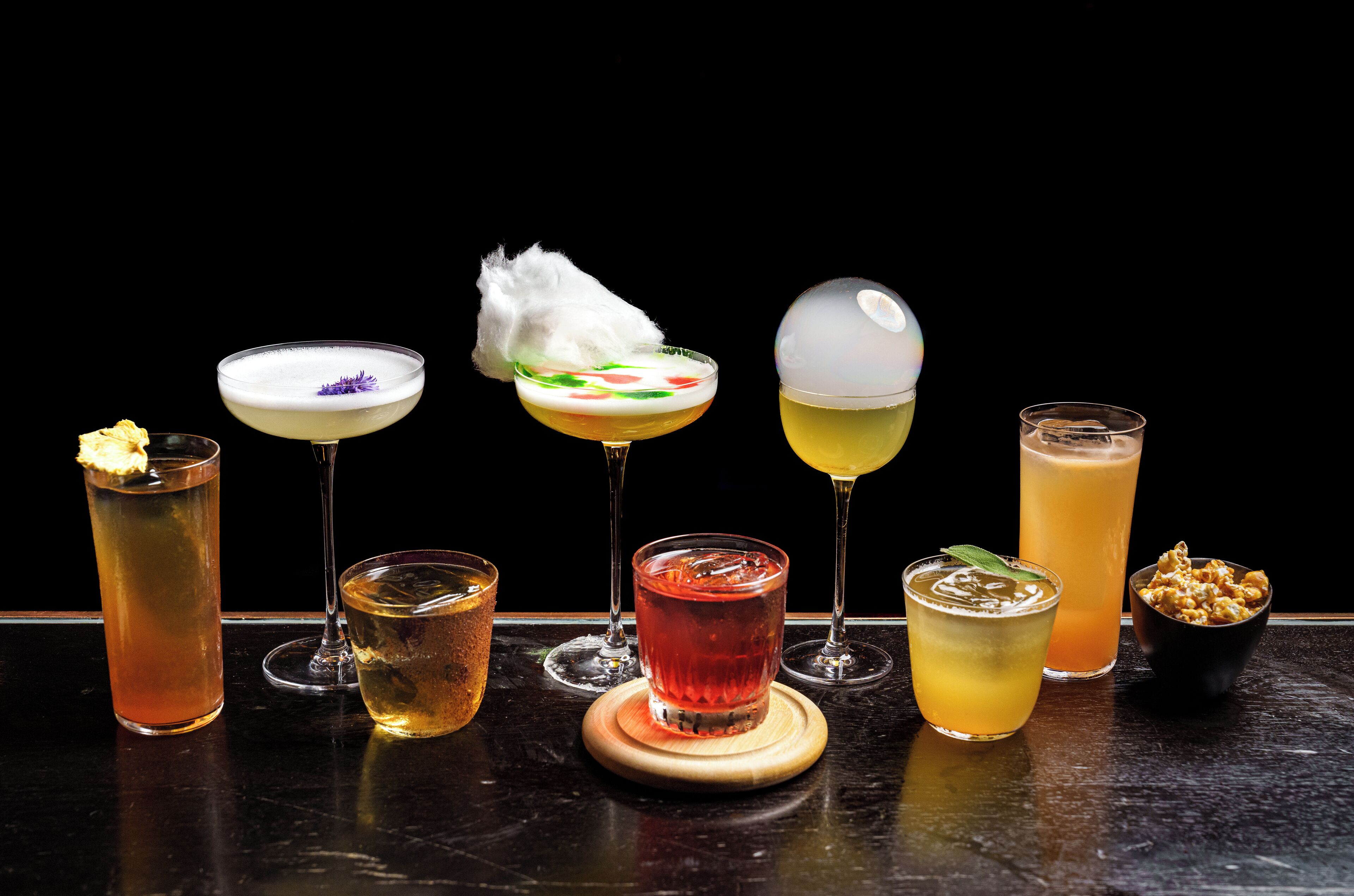 Diversas bebidas sobre um balcão de bar.