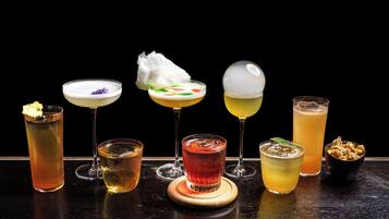 Diversas bebidas sobre um balcão de bar.