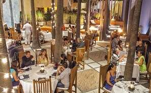 Ofereix taules a l'aire lliure i s'hi serveixen esmorzars i dinars