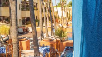 室外游泳池,池畔遮阳伞,日光浴躺椅