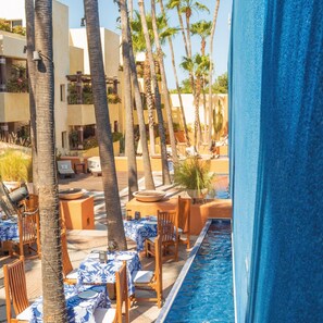 Piscine extérieure, parasols de plage, chaises longues