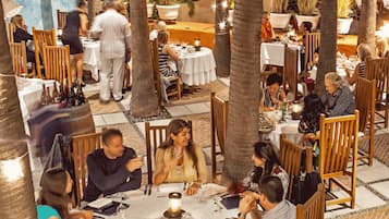 Se sirven desayunos y cocina internacional (con mesas al aire libre)
