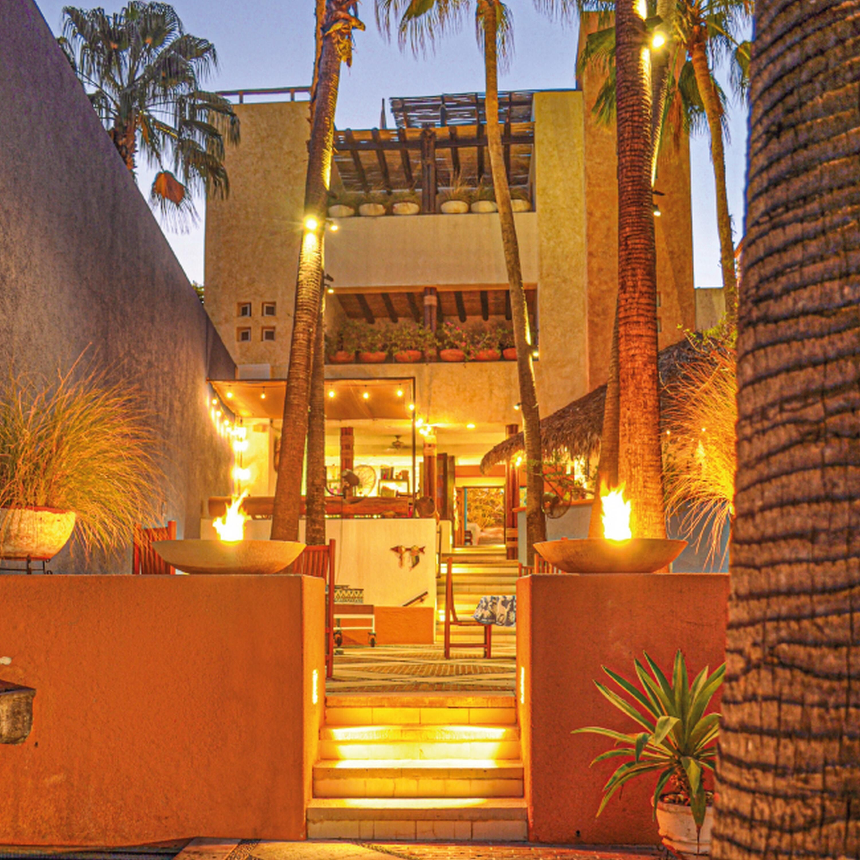 Se sirven desayunos y cocina internacional; con mesas al aire libre 