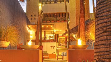 Petit déjeuner et déjeuner servis sur place, restauration en plein air