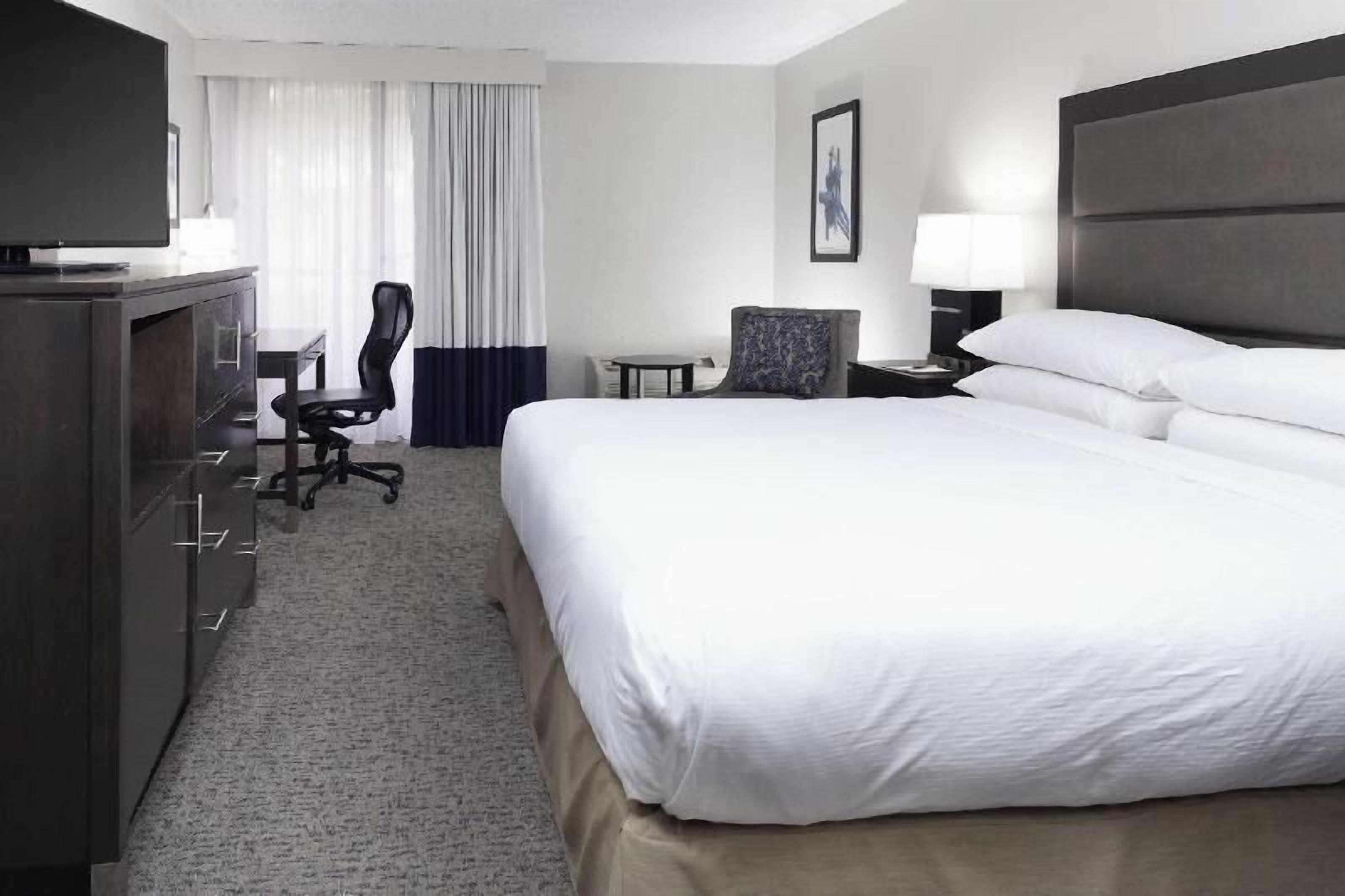 高档床上用品、客房内保险箱、办公桌、遮光窗帘