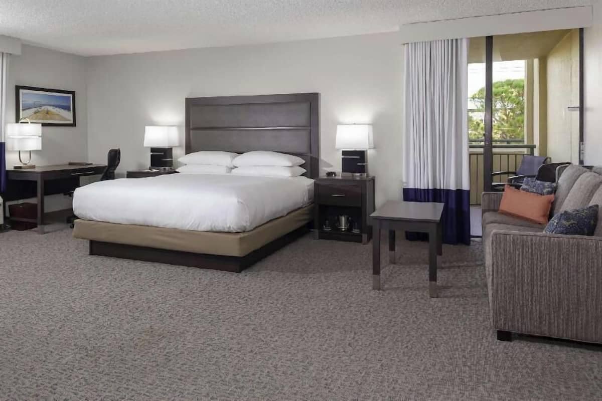 Premium bedding, in-room safe, desk, blackout drapes