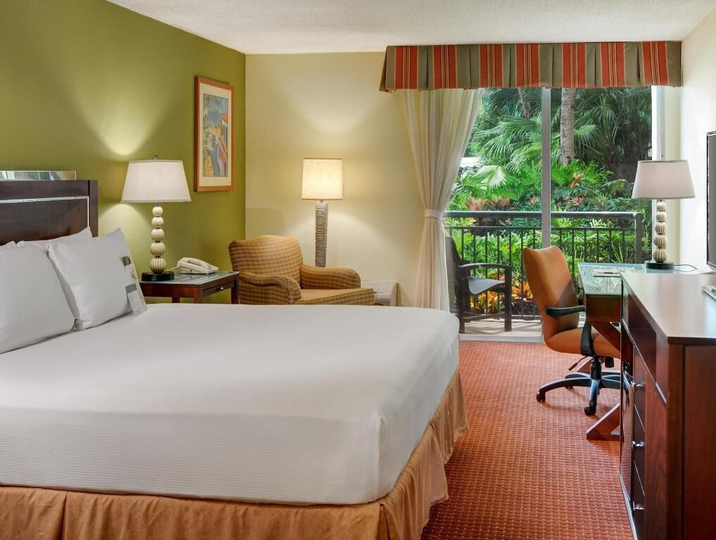 高档床上用品、客房内保险箱、办公桌、遮光窗帘