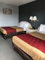 标准双人房, 2 张双人床, 无烟房 | 熨斗/熨板、免费 WiFi、床单