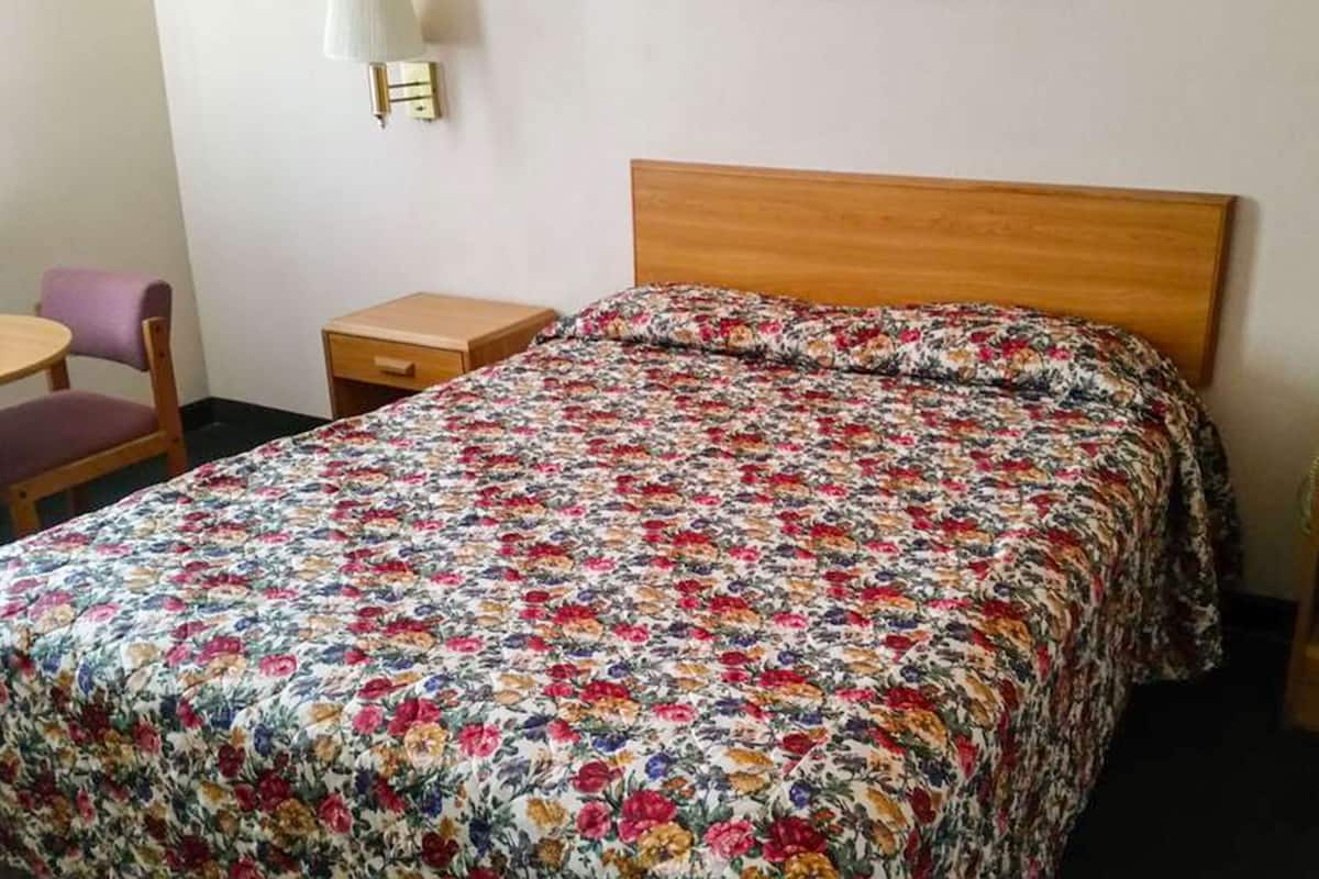 Escritorio, tabla de planchar con plancha, wifi gratis y ropa de cama