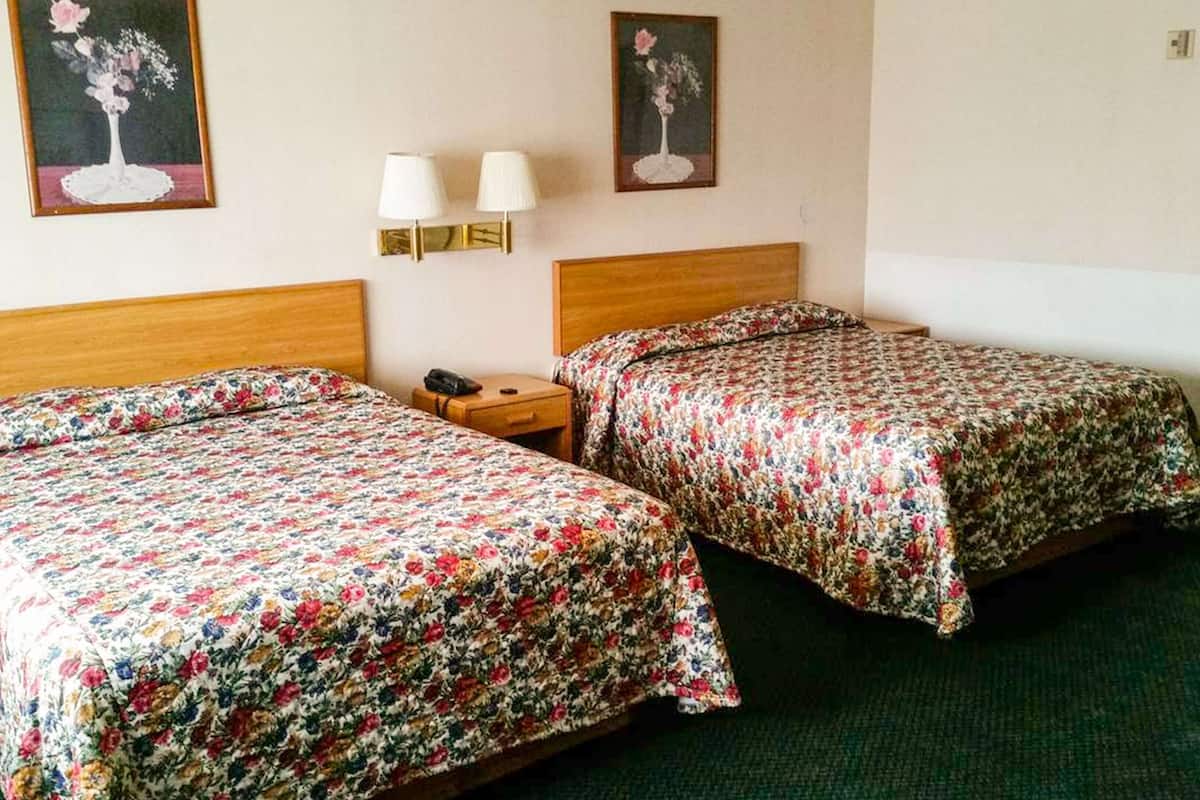 Escritorio, tabla de planchar con plancha, wifi gratis y ropa de cama