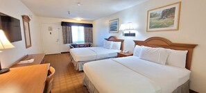 Quarto, 2 camas Queen, para não fumantes | Roupas de cama premium, ferros/tábuas de passar roupa, Wi-Fi de cortesia