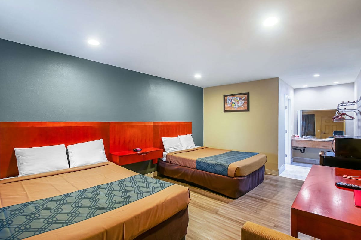 Escritorio, tabla de planchar con plancha, wifi gratis y ropa de cama
