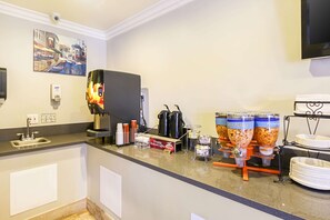 Free daily continental breakfast  - Econo Lodge San Bernardino I-215 (San Bernardino)
