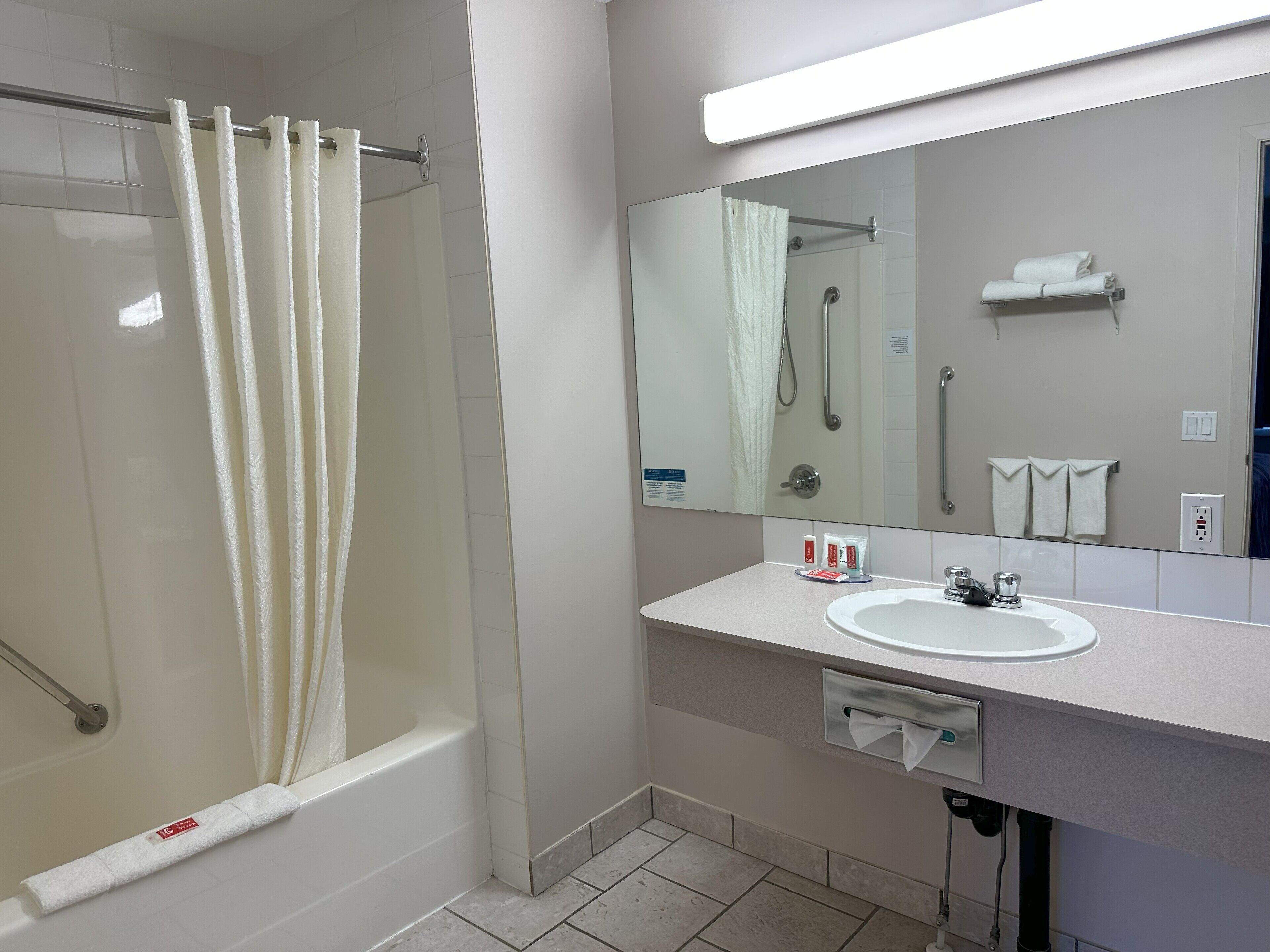 Bañera con ducha, artículos de tocador gratuitos, toallas