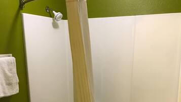 Combined shower/tub, free toiletries, hair dryer, towels