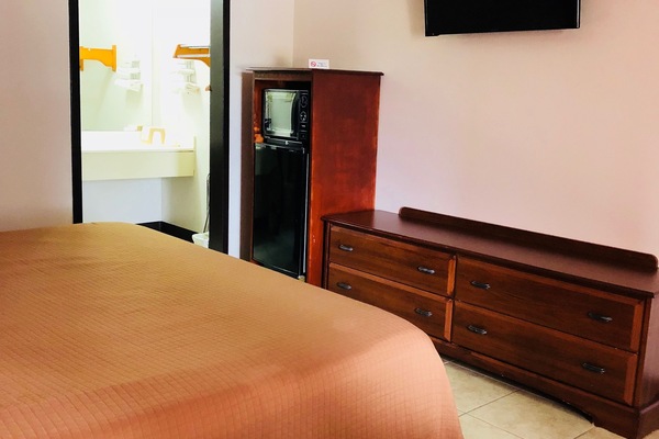 Standard Room, 1 King Bed | Room amenity