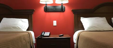 Habitación, 2 camas de matrimonio | Escritorio, tabla de planchar con plancha, wifi gratis y ropa de cama