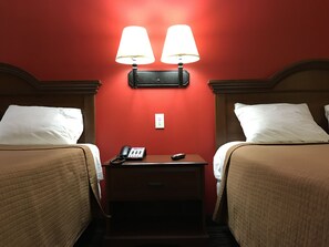 客房, 2 张大床 | 办公桌、熨斗/熨板、免费 WiFi、床单