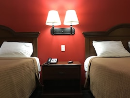 Escritorio, tabla de planchar con plancha, wifi gratis y ropa de cama