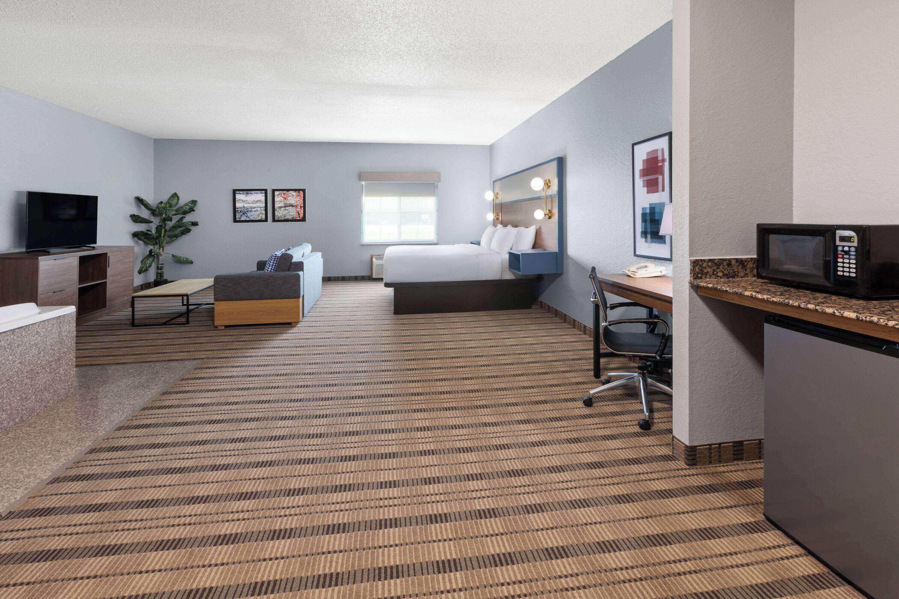 Suite, 1 King Bed, Non Smoking | Jetted bathtub