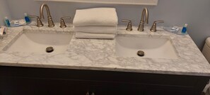 Standard Room, Multiple Beds, Non Smoking | Bathroom | Free toiletries, towels, soap, shampoo