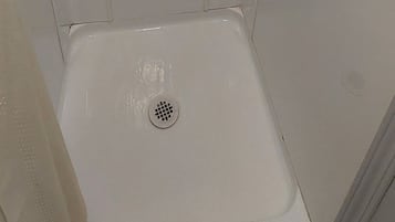 Chambre Standard, 1 trĂšs grand lit, non-fumeurs | Salle de bain | Articles de toilette gratuits, serviettes fournies, savon, shampoing