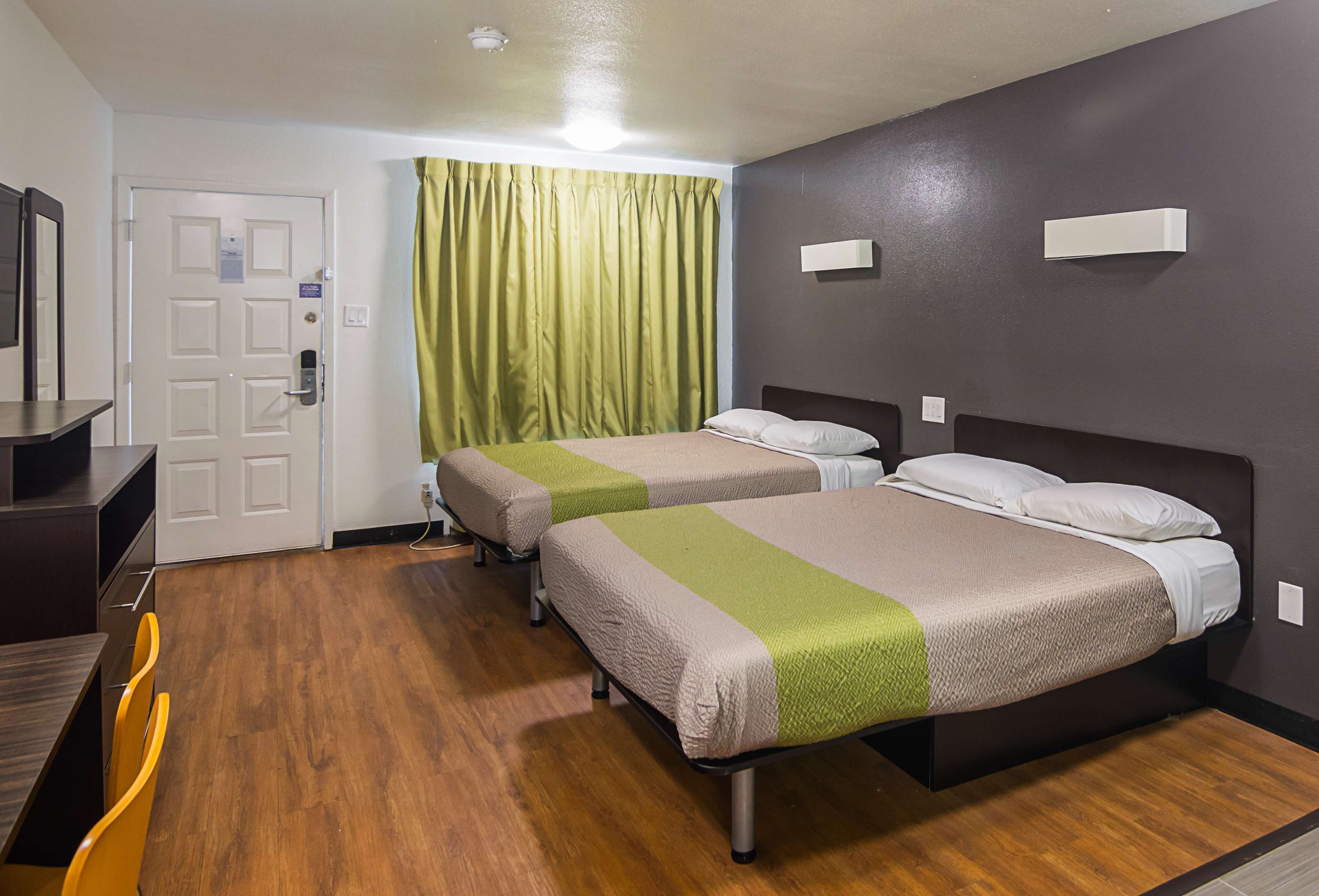 Bügeleisen/Bügelbrett, kostenloses WLAN, Bettwäsche