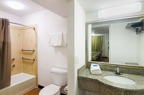 Combined shower/tub, towels
